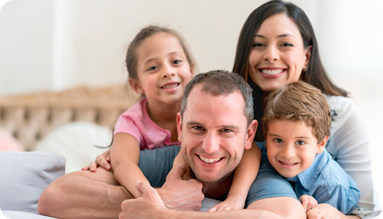 Familia constituida por pai, mae, casal de filhos pequenos.